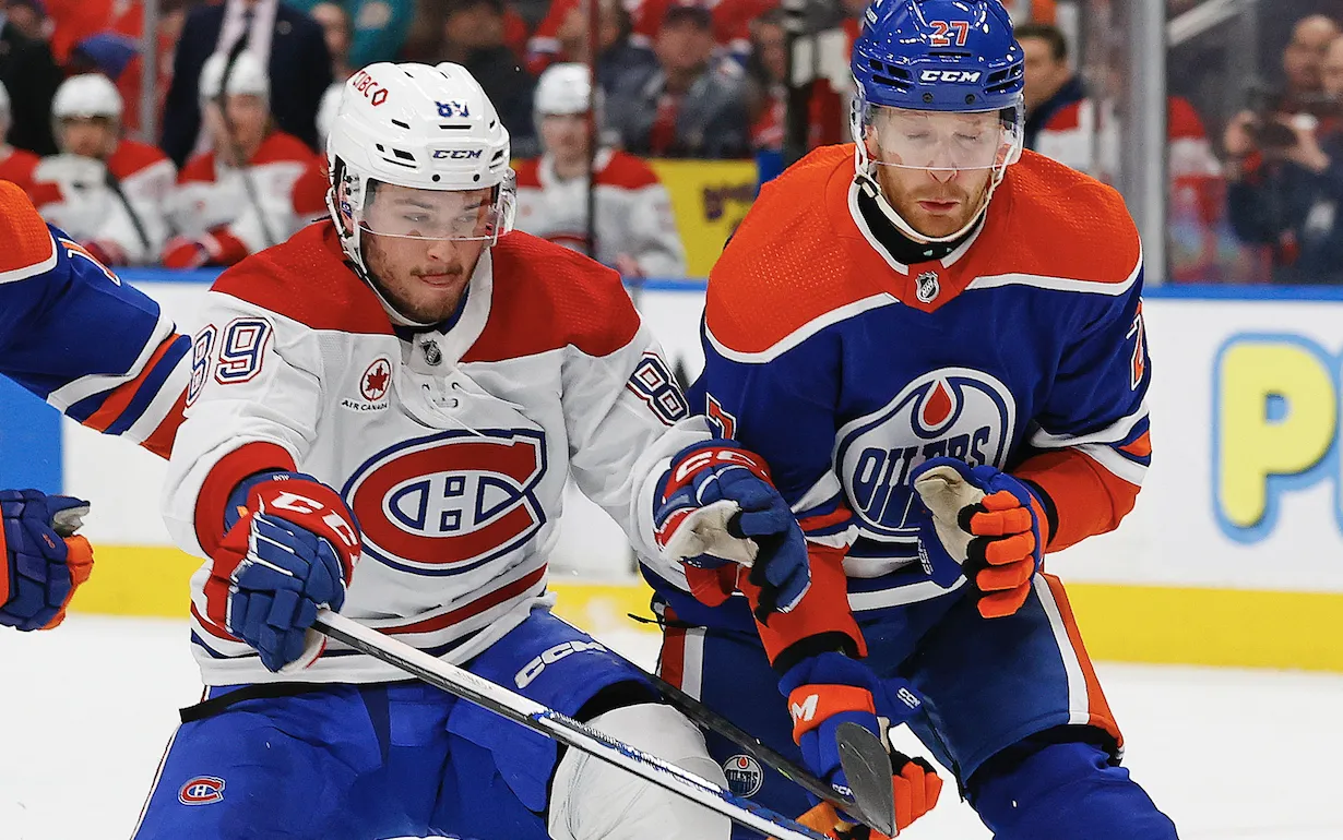L'attaquant des Canadiens de Montr&eacute;al Joshua Roy (89) et le d&eacute;fenseur des Oilers d'Edmonton Brett Kulak (27) se disputent une rondelle libre au cours de la deuxi&egrave;me p&eacute;riode au Rogers Place.