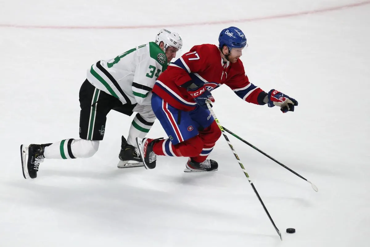 Le d&eacute;fenseur des Canadiens de Montr&eacute;al Brett Kulak (77) joue le palet contre l'ailier droit des Stars de Dallas Denis Gurianov (34) pendant la deuxi&egrave;me p&eacute;riode au Centre Bell.