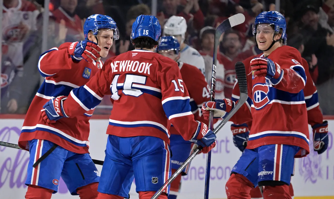 L'attaquant des Canadiens de Montr&eacute;al Alex Newhook (15) c&eacute;l&egrave;bre avec ses co&eacute;quipiers apr&egrave;s avoir marqu&eacute; un but contre les Mammoth de l'Utah au cours de la deuxi&egrave;me p&eacute;riode au Centre Bell.