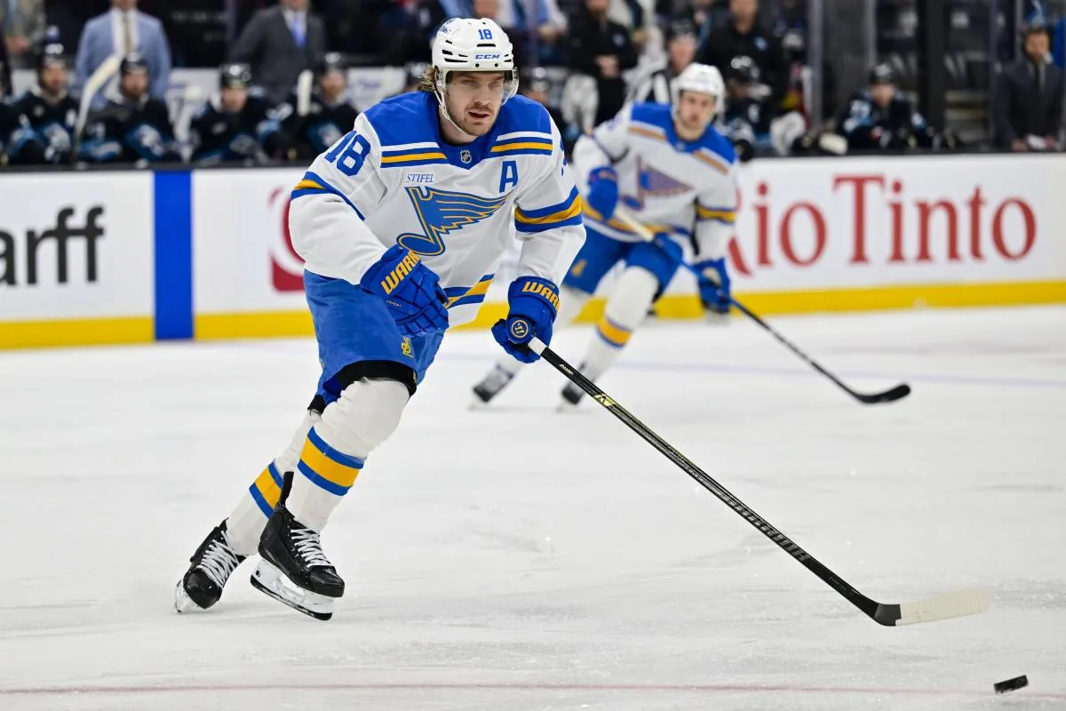 St. Louis Blues center Robert Thomas (18) makes a quick pass during first period against the Utah Mammoth at Delta Center