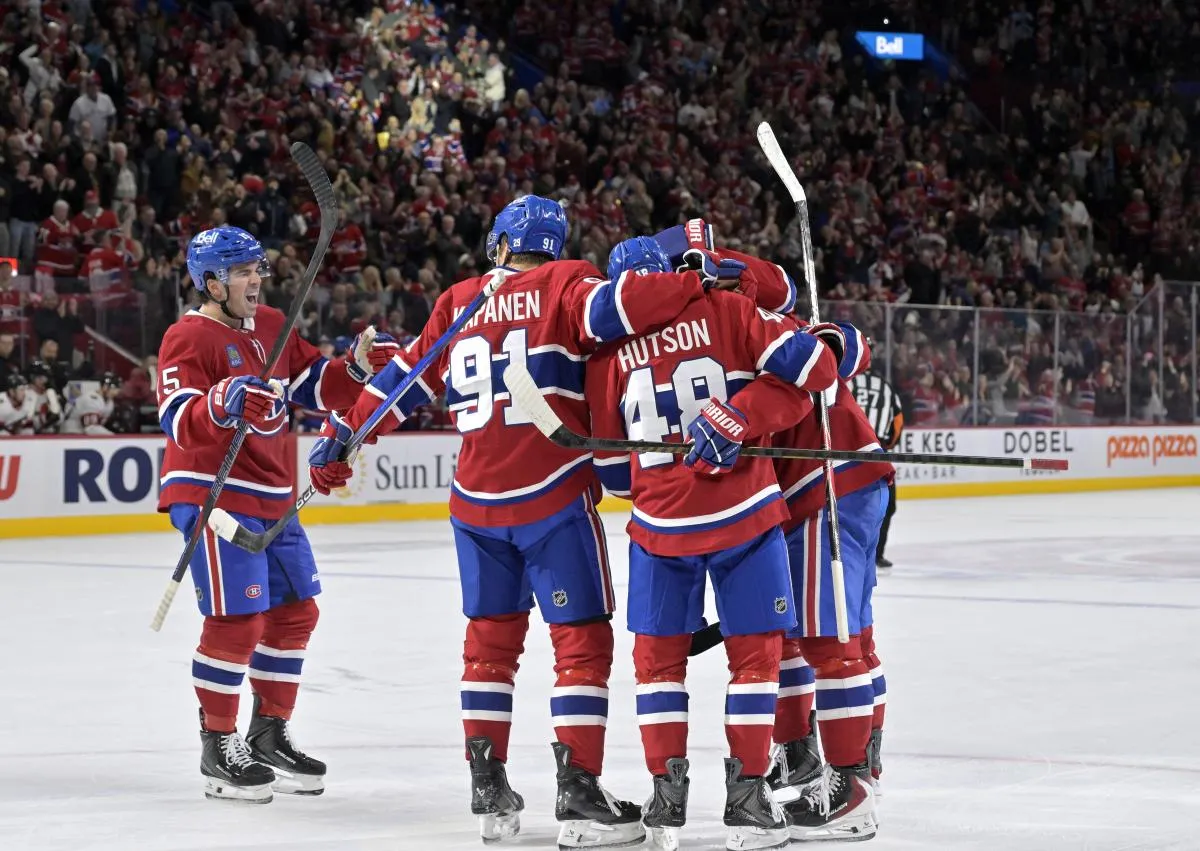 L'attaquant des Canadiens de Montr&eacute;al Ivan Demidov (93) c&eacute;l&egrave;bre avec ses co&eacute;quipiers, dont l'attaquant Alex Newhook (15), apr&egrave;s avoir marqu&eacute; un but contre les S&eacute;nateurs d'Ottawa au cours de la troisi&egrave;me p&eacute;riode au Centre Bell.