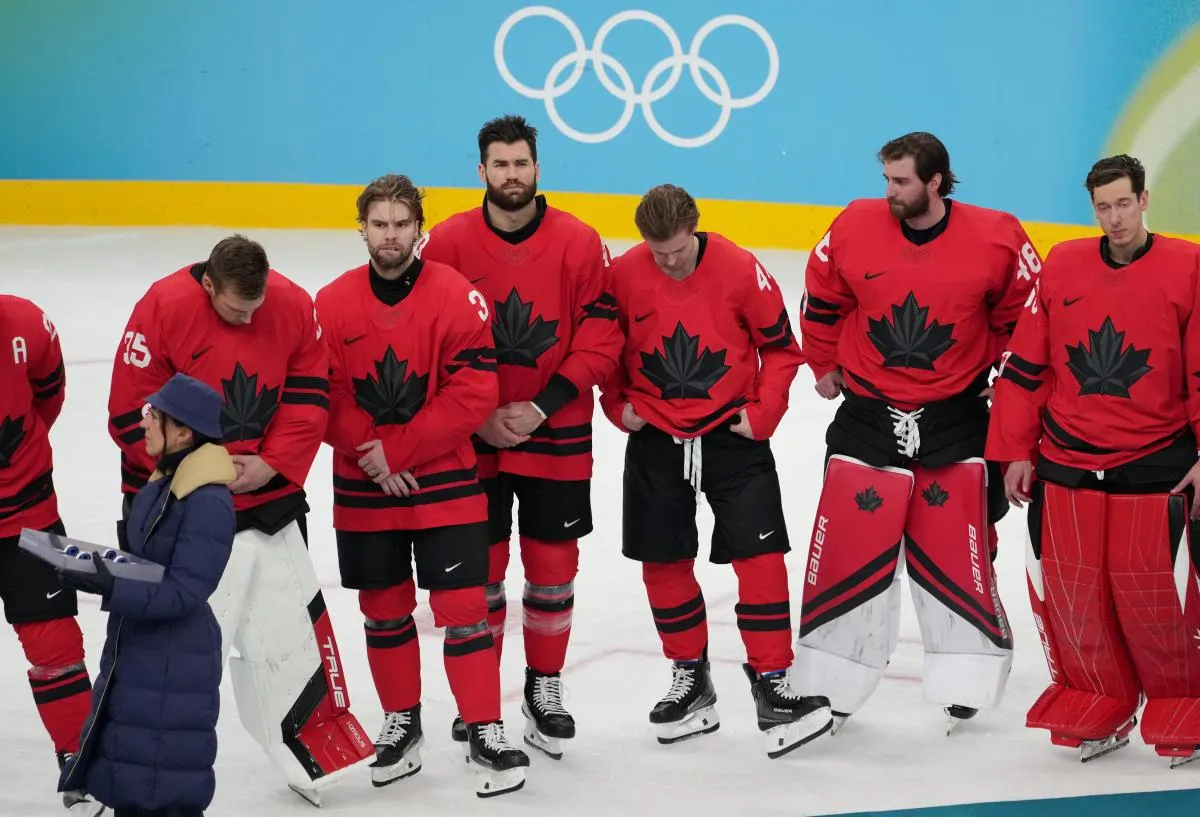 Le Canada r&eacute;agit apr&egrave;s sa d&eacute;faite contre les &Eacute;tats-Unis lors du match pour la m&eacute;daille d'or masculine de hockey sur glace des Jeux olympiques d'hiver Milano Cortina 2026 &agrave; la Milano Santagiulia Ice Hockey Arena.