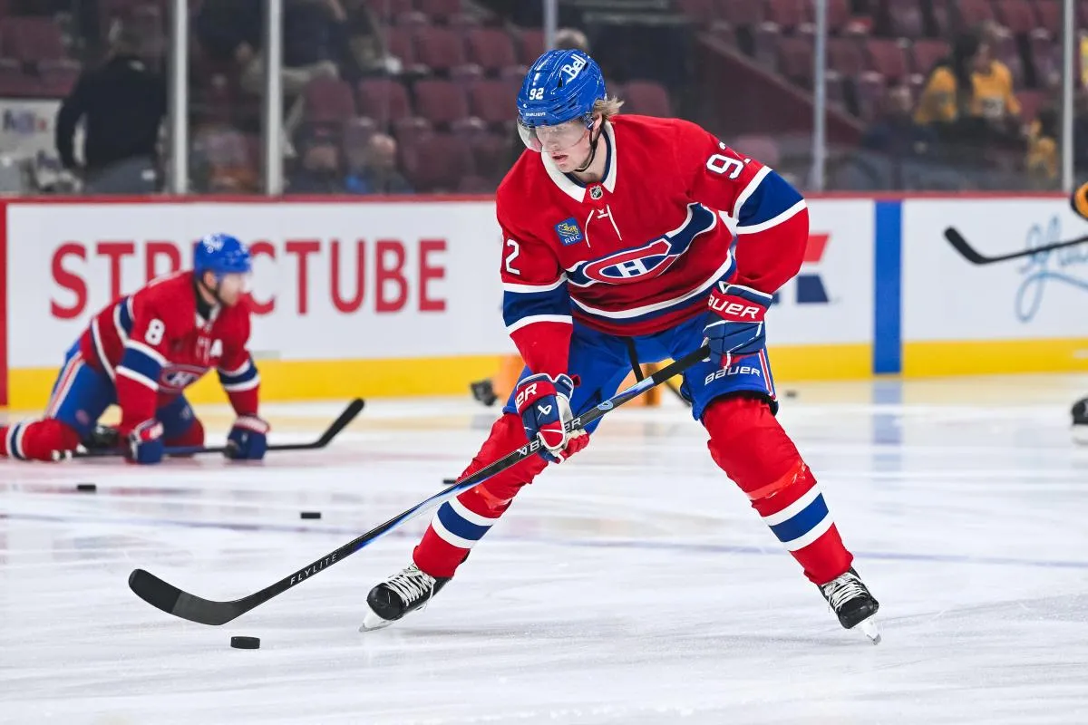 L'ailier droit des Canadiens de Montr&eacute;al, Patrik Laine (92), patine avec une rondelle pendant l'&eacute;chauffement avant le match contre les Predators de Nashville au Centre Bell.