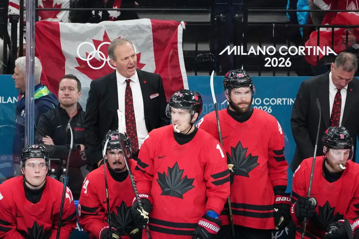 Jon Cooper, du Canada, observe les &Eacute;tats-Unis lors du match pour la m&eacute;daille d'or masculine de hockey sur glace pendant les Jeux olympiques d'hiver de Milan-Cortina 2026, &agrave; la patinoire Milano Santagiulia Ice Hockey Arena.
