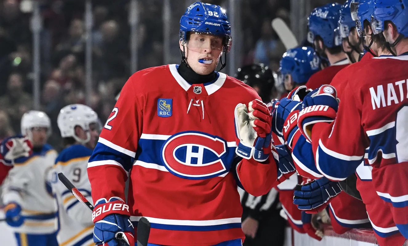 L'ailier droit des Canadiens de Montr&eacute;al Patrik Laine (92) c&eacute;l&egrave;bre avec ses co&eacute;quipiers sur le banc un but marqu&eacute; contre les Sabres de Buffalo au cours de la premi&egrave;re p&eacute;riode au Centre Bell.