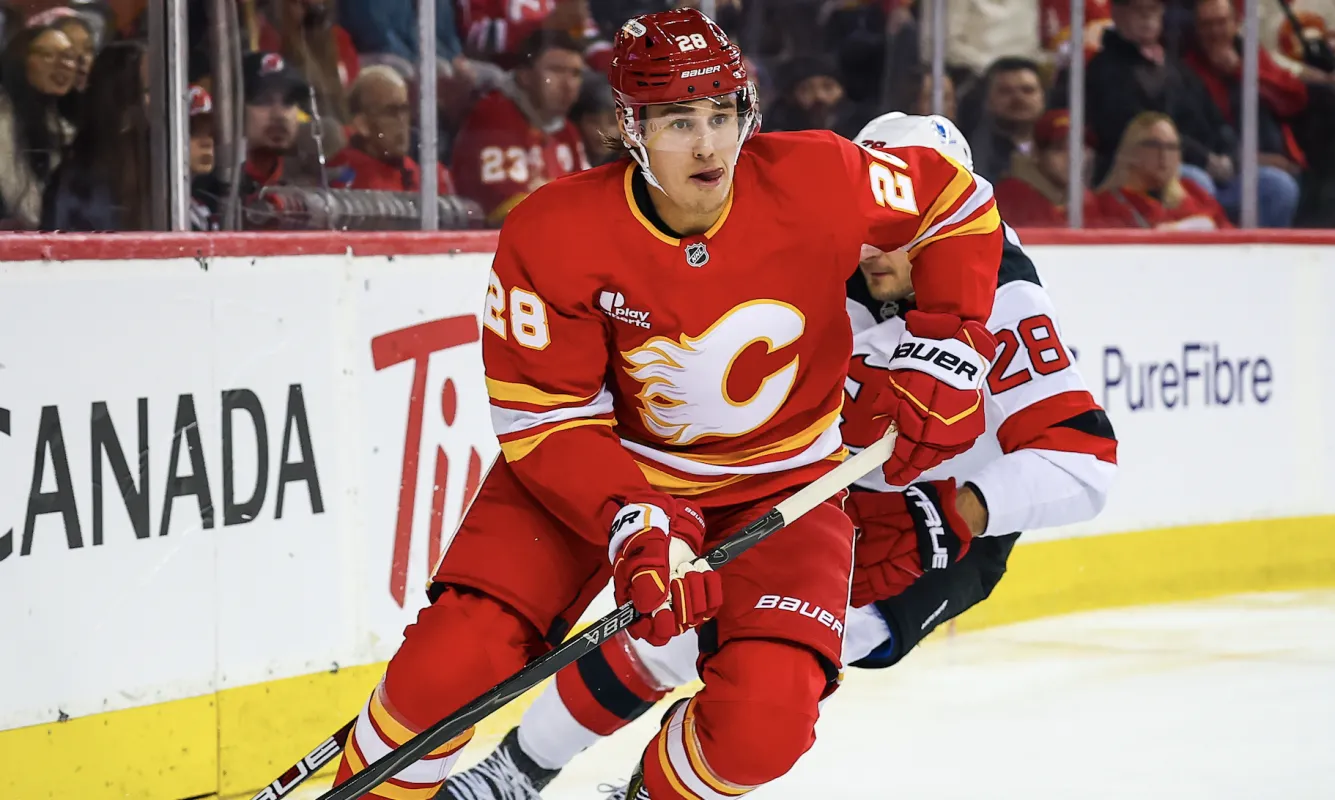 Le d&eacute;fenseur des Flames de Calgary Zach Whitecloud (28) contr&ocirc;le le palet face &agrave; l'ailier droit des Devils du New Jersey Timo Meier (28) pendant la premi&egrave;re p&eacute;riode au Scotiabank Saddledome.