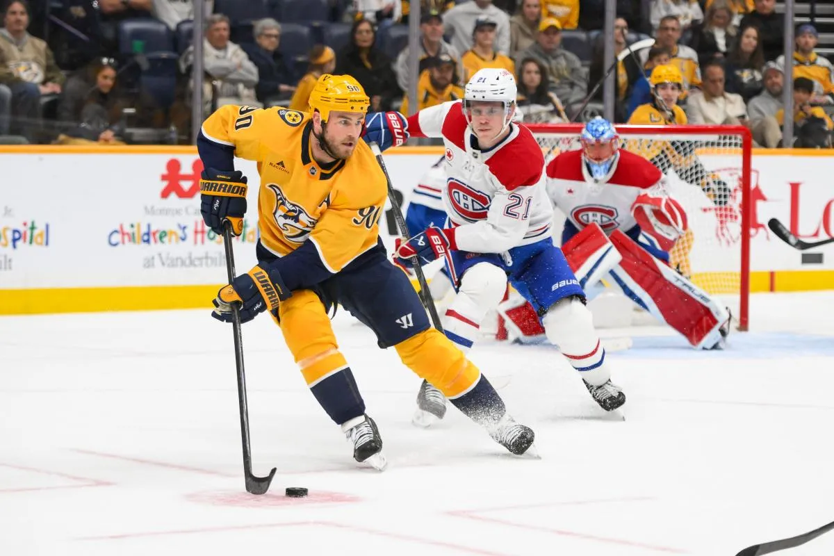 Ryan O'Reilly (90), centre des Predators de Nashville, patine avec la rondelle contre les Canadiens de Montr&eacute;al pendant la deuxi&egrave;me p&eacute;riode &agrave; la Bridgestone Arena.