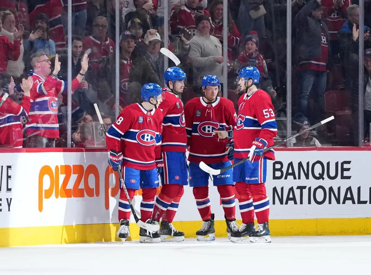 L'attaquant des Canadiens de Montr&eacute;al Kirby Dach (77) c&eacute;l&egrave;bre avec ses co&eacute;quipiers apr&egrave;s avoir marqu&eacute; un but contre l'Avalanche du Colorado au cours de la deuxi&egrave;me p&eacute;riode au Centre Bell.