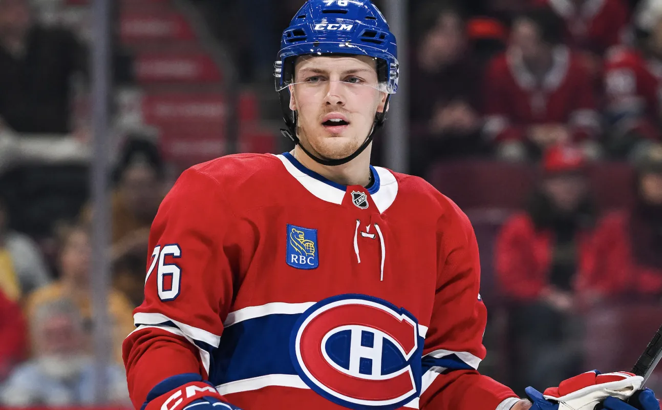 Zachary Bolduc (76), ailier droit des Canadiens de Montr&eacute;al, observe le match pendant la premi&egrave;re p&eacute;riode au Centre Bell.