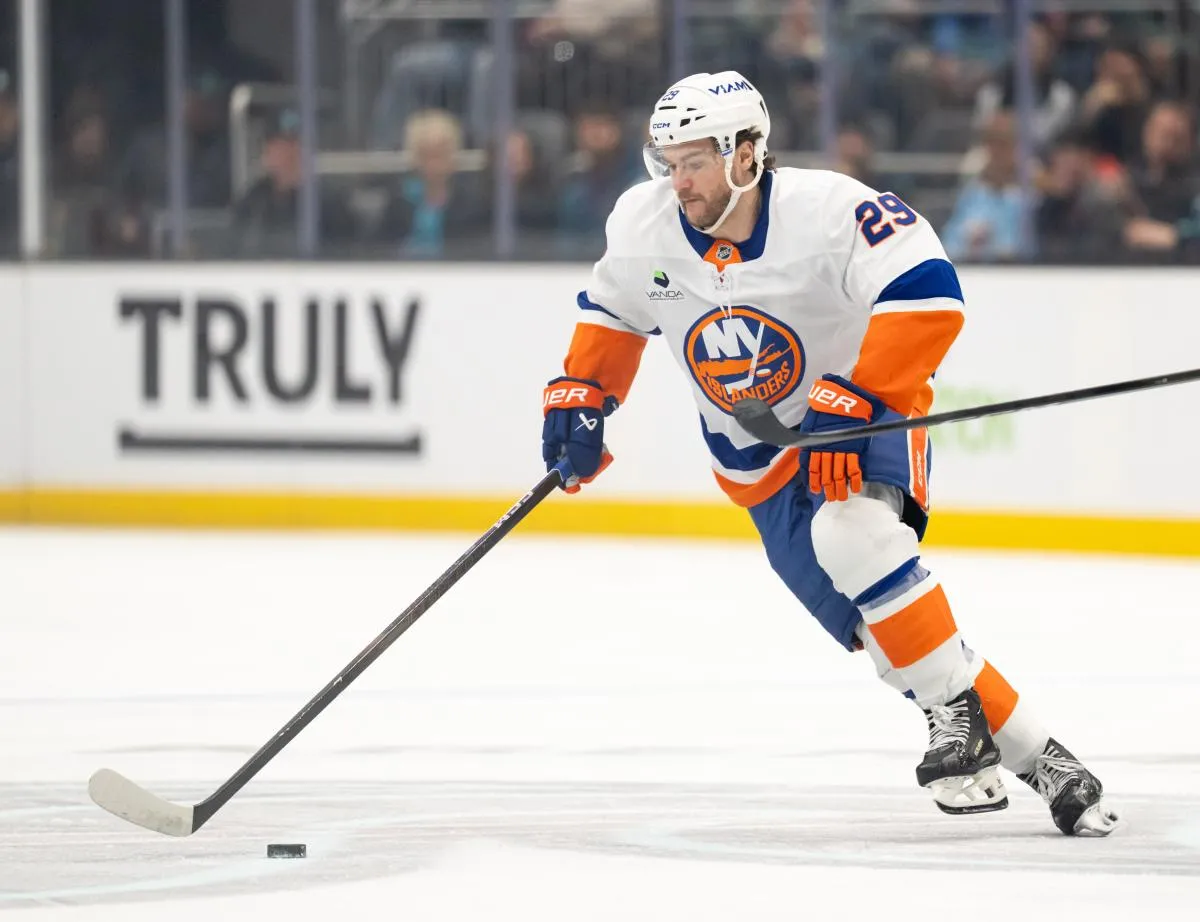 l'attaquant des Islanders de New York Jonathan Drouin (29) patine avec la rondelle contre le Kraken de Seattle au Climate Pledge Arena.