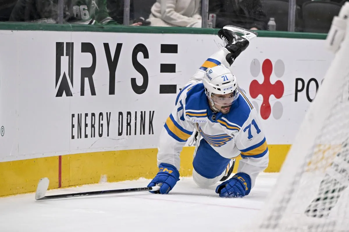 Mathieu Joseph (71), ailier droit des Blues de Saint-Louis, est victime d'un croche-pied derri&egrave;re le filet des Stars de Dallas lors de la premi&egrave;re p&eacute;riode &agrave; l'American Airlines Center.