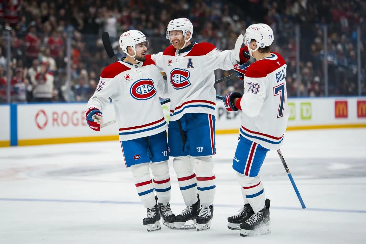 Le d&eacute;fenseur Alexandre Carrier (45), le d&eacute;fenseur Mike Matheson (8) et l'attaquant Zachary Bolduc (76) des Canadiens de Montr&eacute;al c&eacute;l&egrave;brent le but de Matheson contre les Canucks de Vancouver en troisi&egrave;me p&eacute;riode au Rogers Arena.
