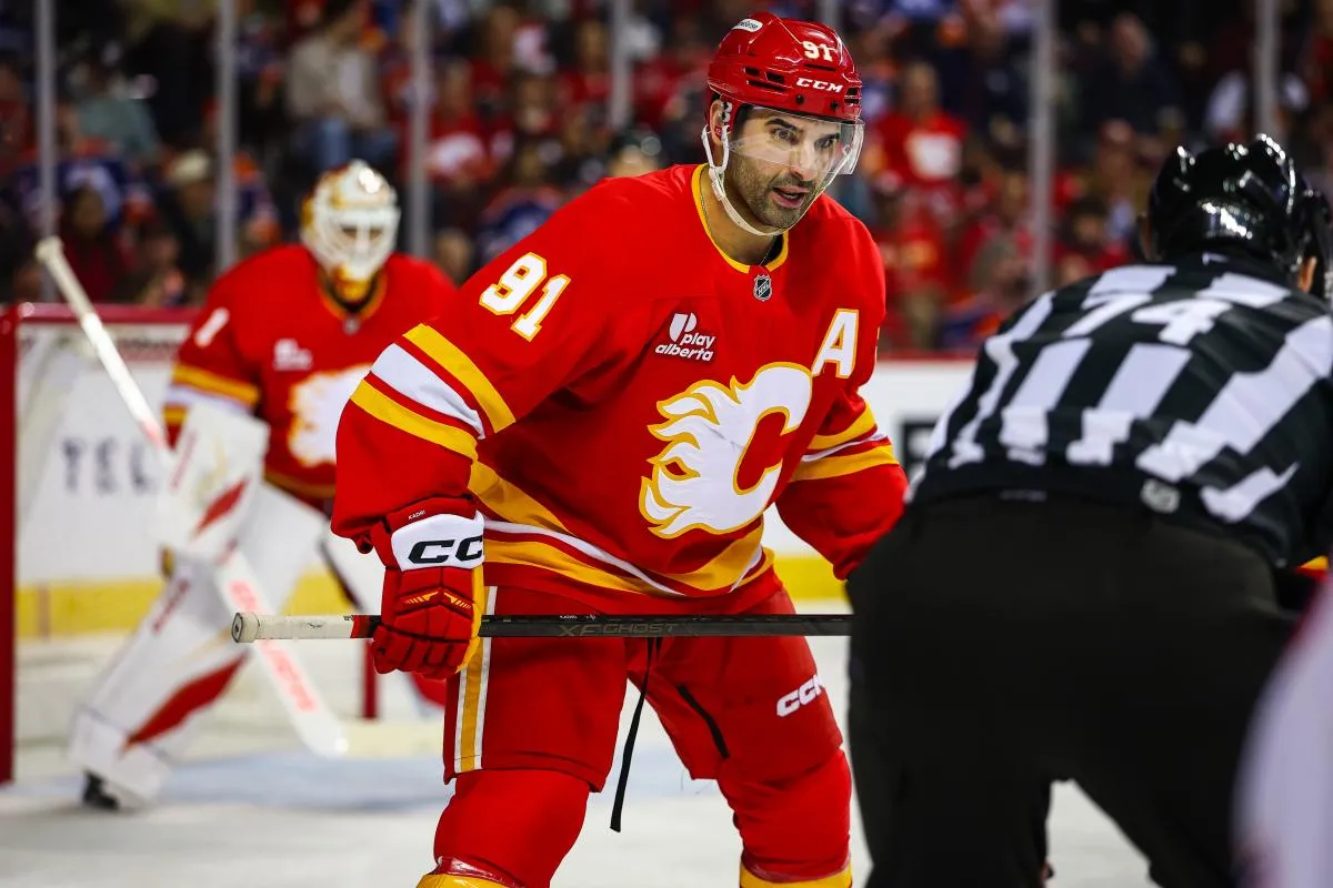 Nazem Kadri (91), centre des Flames de Calgary, affronte les Oilers d'Edmonton lors de la troisi&egrave;me p&eacute;riode au Scotiabank Saddledome.