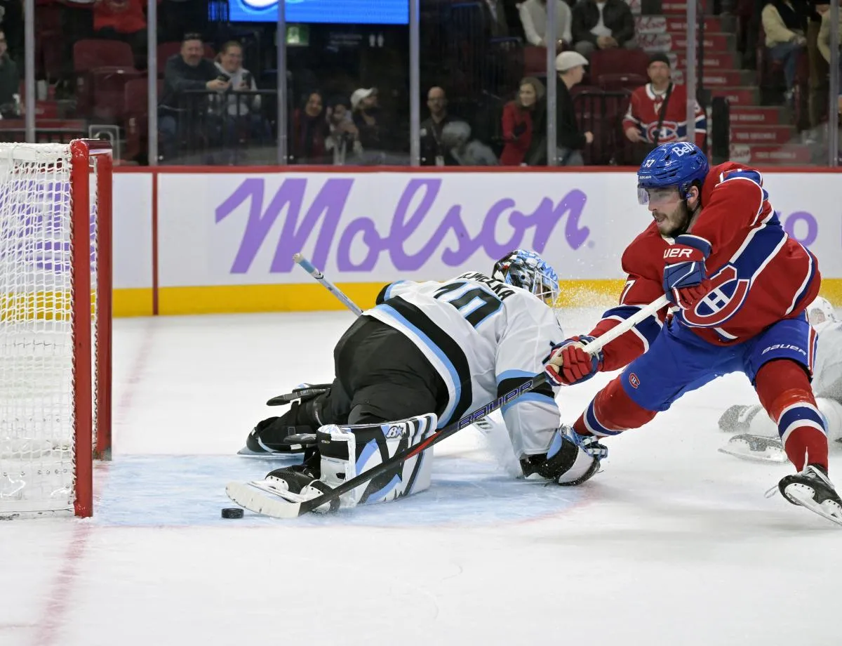L'attaquant des Canadiens de Montr&eacute;al Kirby Dach (77) marque un but contre le gardien du Mammoth de l'Utah Karel Vejmelka (70) au cours de la troisi&egrave;me p&eacute;riode au Centre Bell.