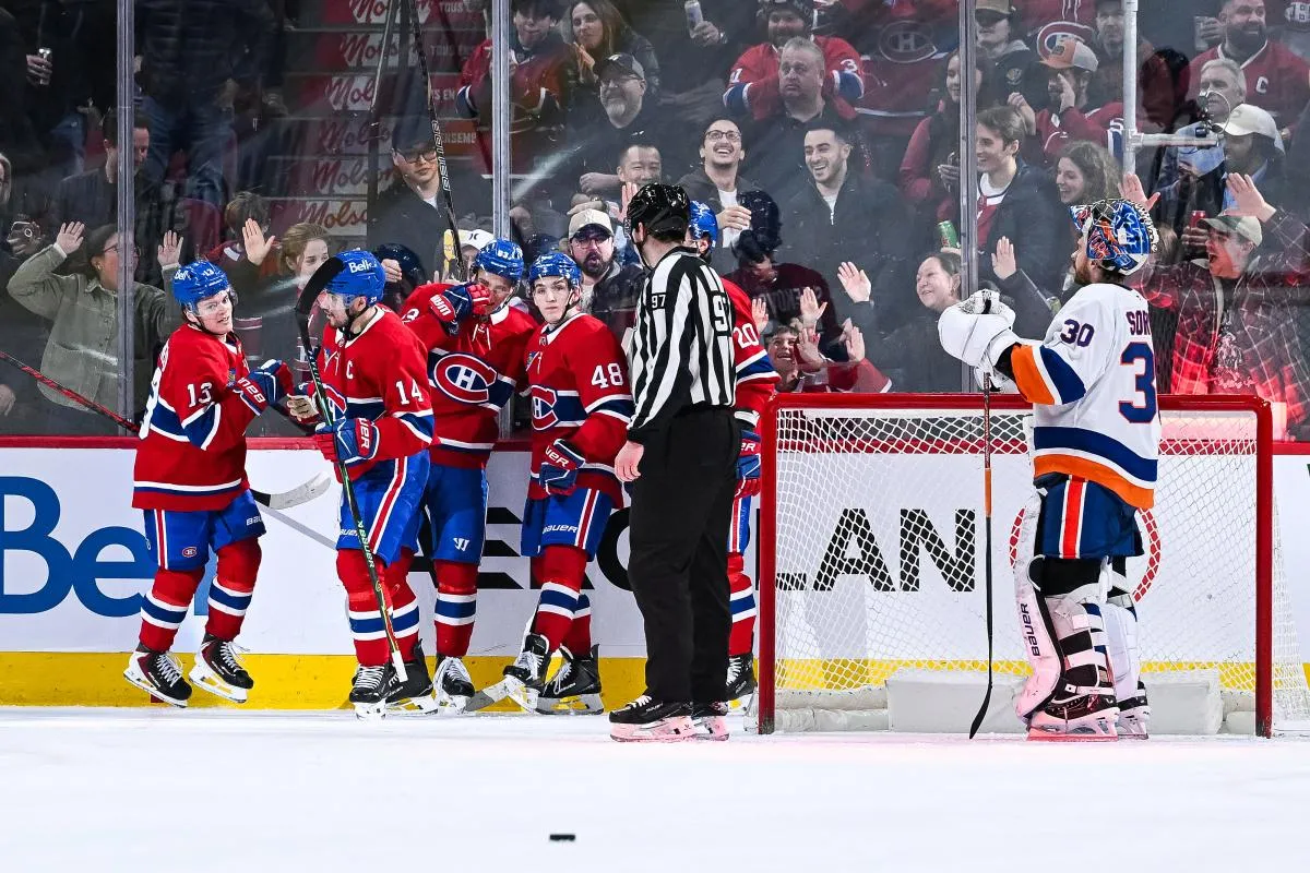 L'ailier droit des Canadiens de Montr&eacute;al, Cole Caufield (13), c&eacute;l&egrave;bre son but contre les Islanders de New York avec ses co&eacute;quipiers lors de la troisi&egrave;me p&eacute;riode au Centre Bell.