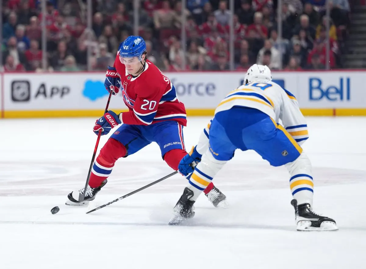 l'attaquant des Canadiens de Montr&eacute;al, Juraj Slafkovsky (20), contr&ocirc;le la rondelle tandis que l'attaquant des Sabres de Buffalo, Alex Tuch (89), d&eacute;fend durant la premi&egrave;re p&eacute;riode au Centre Bell.