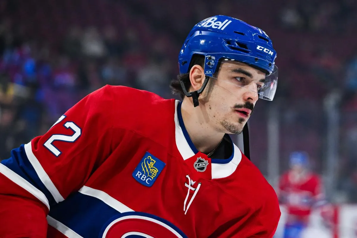 Le d&eacute;fenseur des Canadiens de Montr&eacute;al, Arber Xhekaj (72), observe l'&eacute;chauffement avant le match contre les Stars de Dallas au Centre Bell.