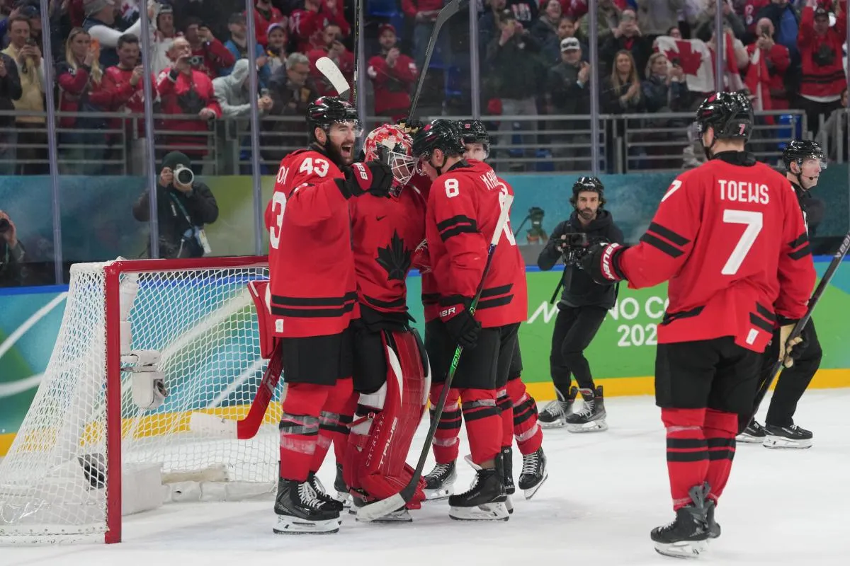 Tom Wilson (43) du Canada c&eacute;l&egrave;bre avec Jordan Binnington (50) du Canada et Cale Makar (8) du Canada apr&egrave;s le match contre la Finlande lors d'une demi-finale masculine de hockey sur glace pendant les Jeux olympiques d'hiver Milano Cortina 2026 &agrave; la Milano Santagiulia Ice Hockey Arena.