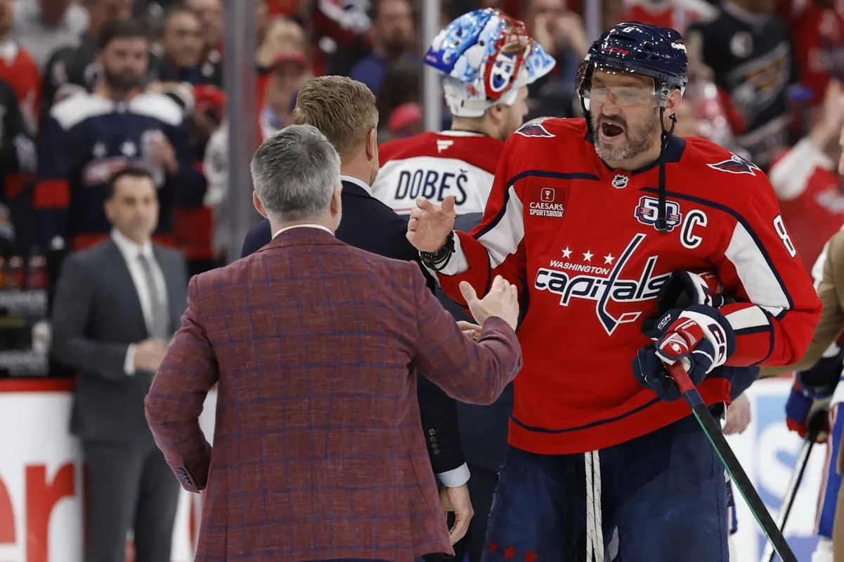L'entra&icirc;neur-chef des Canadiens de Montr&eacute;al, Martin St. Louis (&agrave; gauche), serre la main de l'ailier gauche des Capitals de Washington, Alex Ovechkin (8), lors de la poign&eacute;e de main d'apr&egrave;s-match apr&egrave;s le cinqui&egrave;me match du premier tour des s&eacute;ries &eacute;liminatoires de la Coupe Stanley 2025 au Capital One Arena.