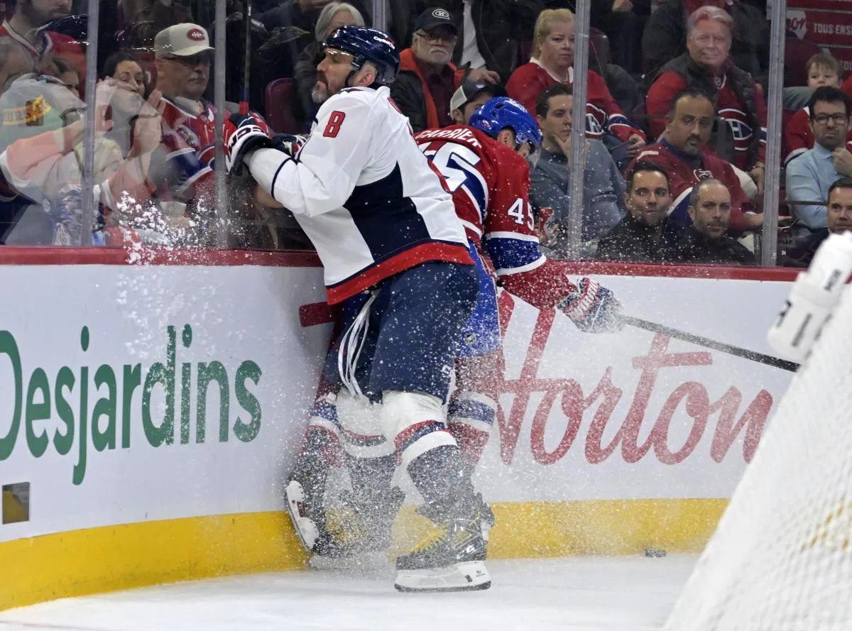 L'attaquant des Capitals de Washington Alex Ovechkin (8) charge le d&eacute;fenseur des Canadiens de Montr&eacute;al Alexandre Carrier (45) pendant la premi&egrave;re p&eacute;riode au Centre Bell.