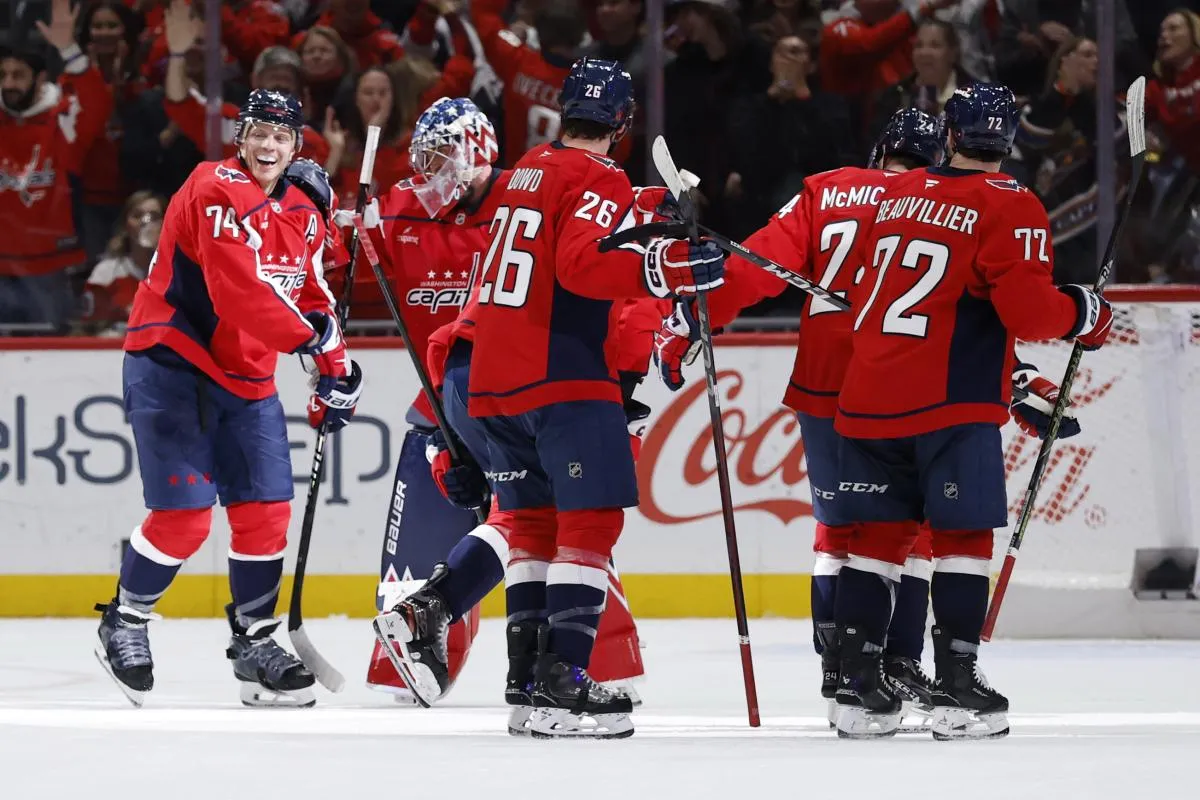 Le d&eacute;fenseur des Capitals de Washington John Carlson (74) c&eacute;l&egrave;bre avec le gardien des Capitals Charlie Lindgren (79) apr&egrave;s avoir marqu&eacute; un but dans un filet d&eacute;sert contre les Ducks d'Anaheim au cours de la troisi&egrave;me p&eacute;riode &agrave; la Capital One Arena