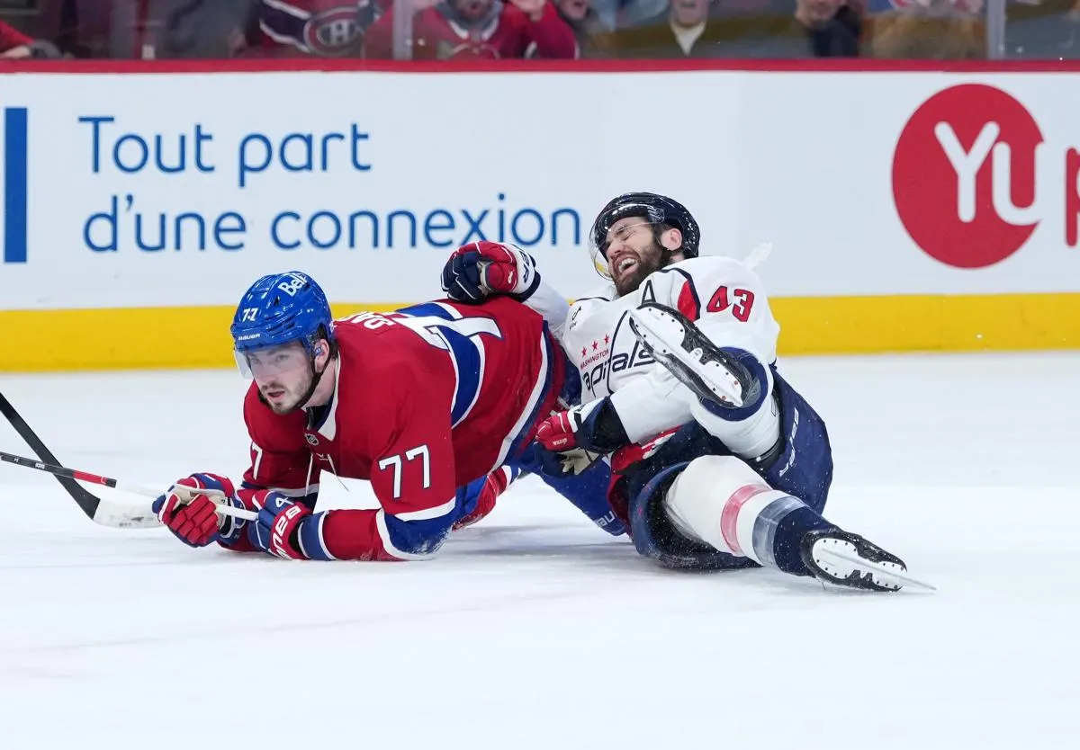 L'attaquant des Capitals de Washington Tom Wilson (43) se retrouve aux prises avec l'attaquant des Canadiens de Montr&eacute;al Kirby Dach (77), qui marque un but au cours de la deuxi&egrave;me p&eacute;riode au Centre Bell.