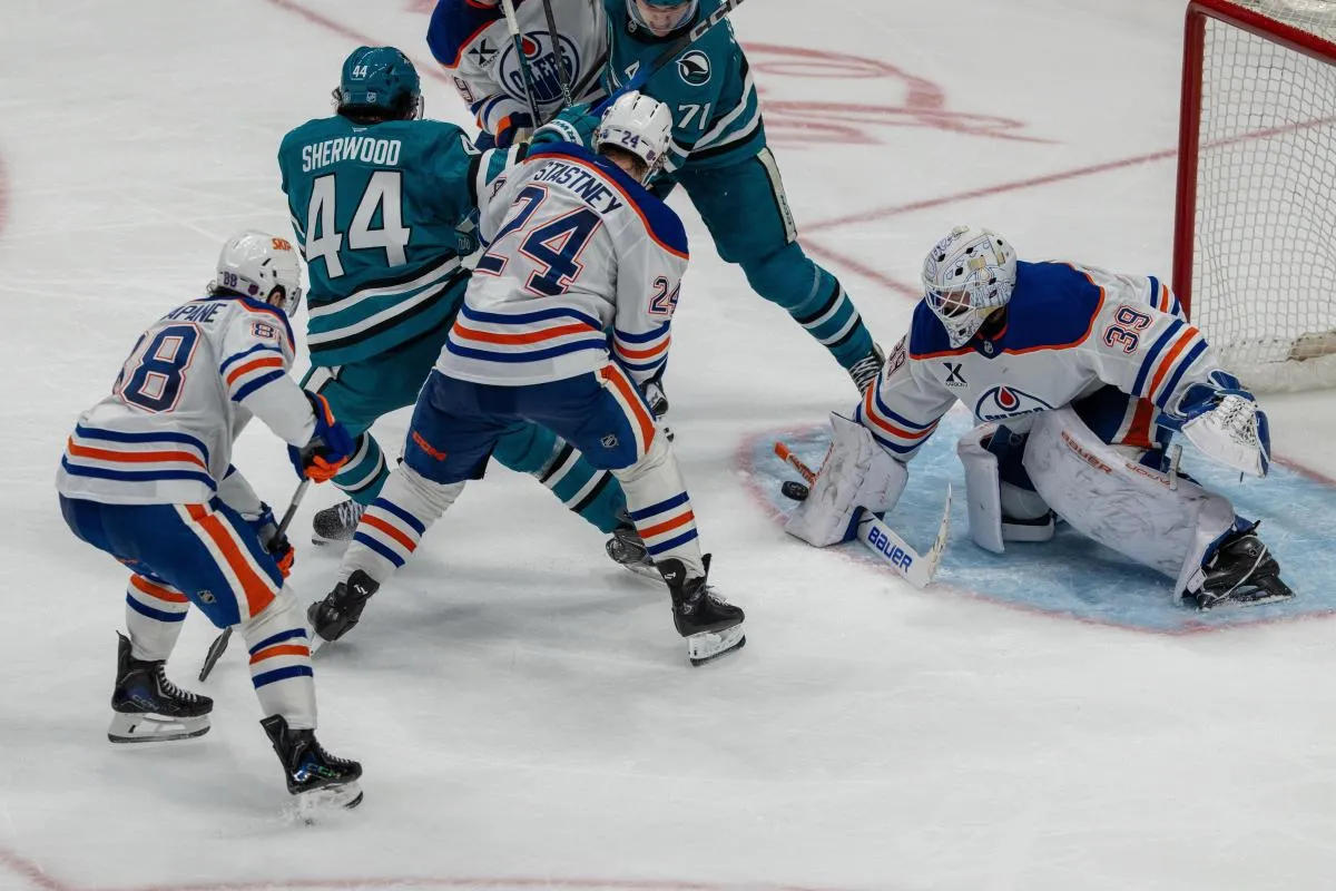le gardien des Oilers d'Edmonton, Connor Ingram (39), effectue un arr&ecirc;t face &agrave; l'ailier gauche des Sharks de San Jose, Kiefer Sherwood (44), durant la troisi&egrave;me p&eacute;riode au SAP Center de San Jose.