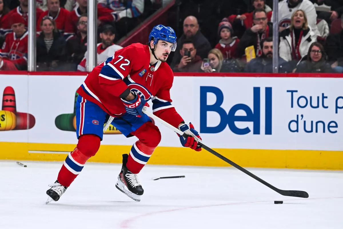 Le d&eacute;fenseur des Canadiens de Montr&eacute;al Arber Xhekaj (72) joue la rondelle contre les Red Wings de D&eacute;troit pendant la troisi&egrave;me p&eacute;riode au Centre Bell.