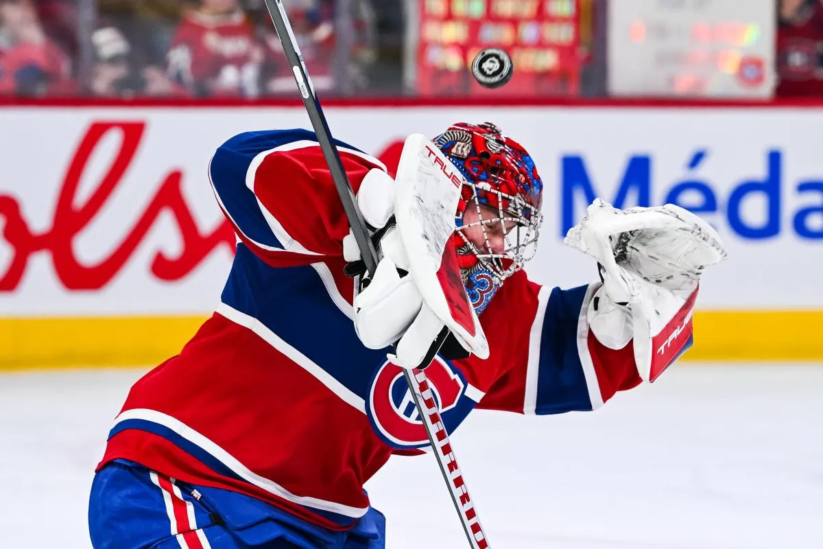 Le gardien de but des Canadiens de Montr&eacute;al, Samuel Montembeault (35), effectue des arr&ecirc;ts pendant l'&eacute;chauffement avant le match contre les Islanders de New York au Centre Bell.