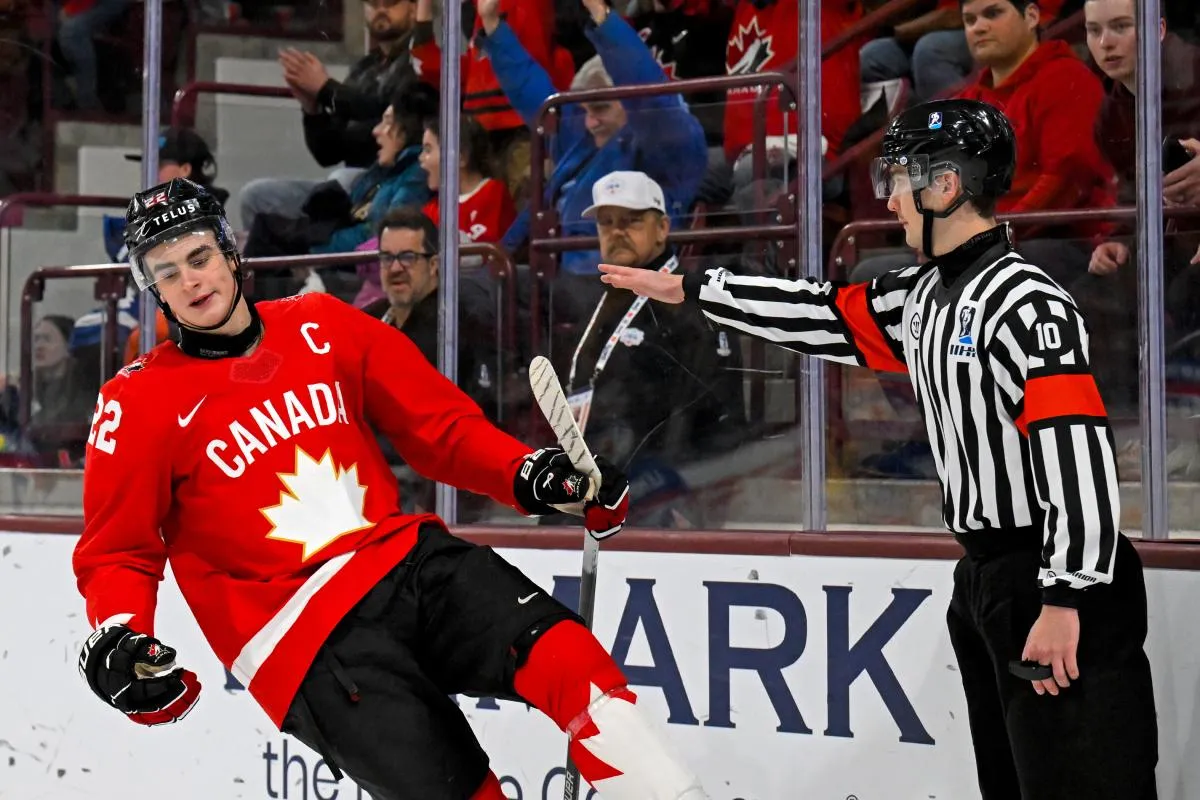 l'attaquant canadien Porter Martone (22) c&eacute;l&egrave;bre son but contre la Slovaquie lors de la deuxi&egrave;me p&eacute;riode des quarts de finale du Championnat mondial junior 2026 de l'IIHF au 3M Arena.