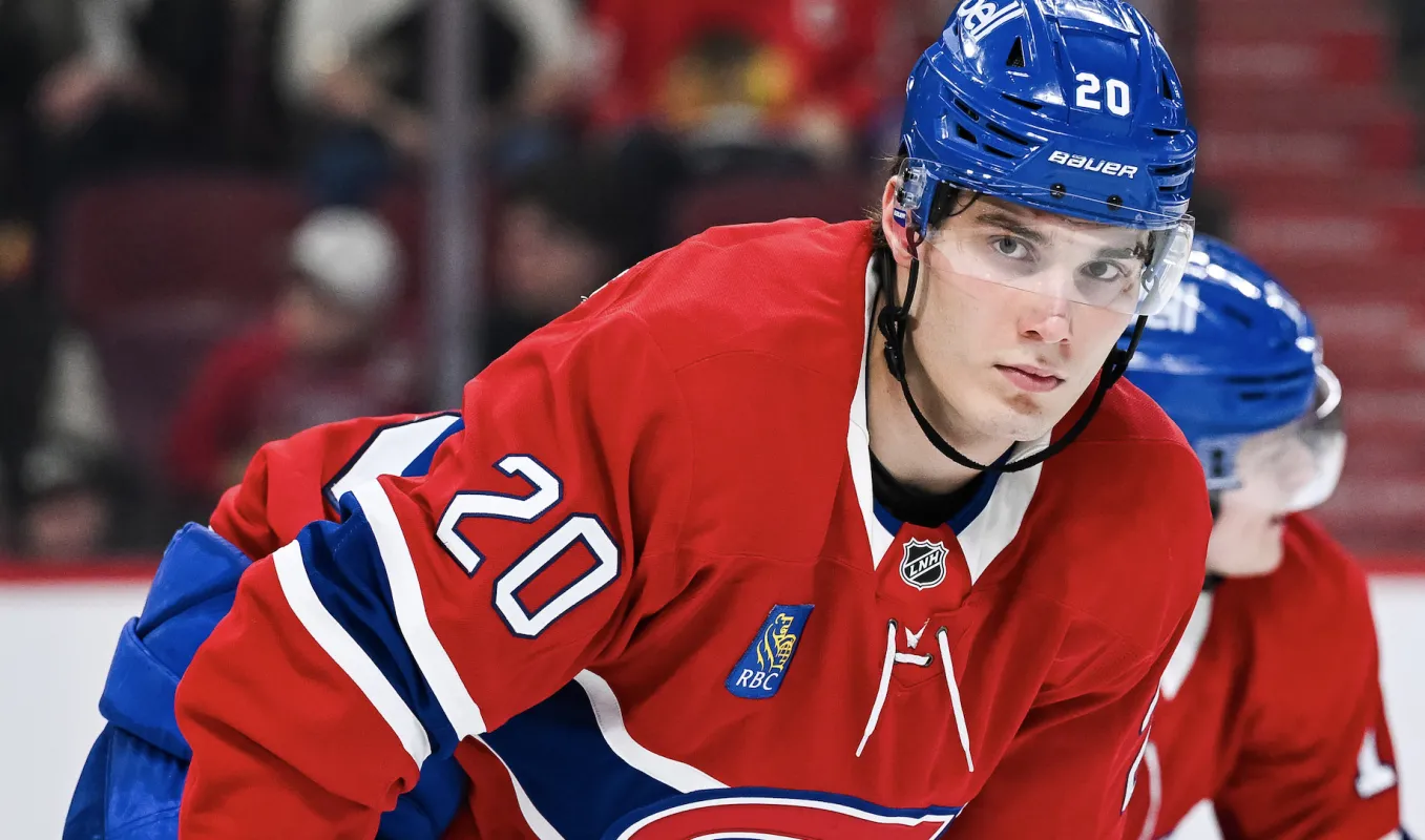 L'ailier gauche des Canadiens de Montr&eacute;al Juraj Slafkovsky (20) observe le match contre les Blackhawks de Chicago au cours de la troisi&egrave;me p&eacute;riode au Centre Bell.