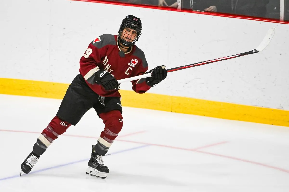 L'attaquante montr&eacute;alaise Marie-Philip Poulin (29) observe l'&eacute;chauffement avant un match de hockey sur glace de la PWHL &agrave; l'Auditorium de Verdun.
