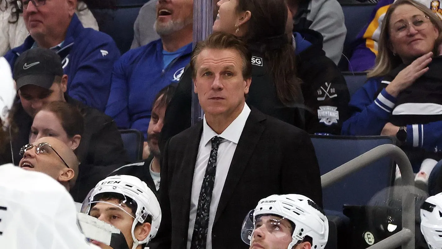 Los Angeles Kings head coach Jim Hiller against the Tampa Bay Lightning during the third period at Amalie Arena.