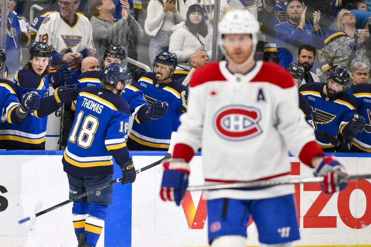 Robert Thomas (18), centre des Blues de Saint-Louis, est f&eacute;licit&eacute; par ses co&eacute;quipiers apr&egrave;s avoir marqu&eacute; contre les Canadiens de Montr&eacute;al en deuxi&egrave;me p&eacute;riode au Enterprise Center.