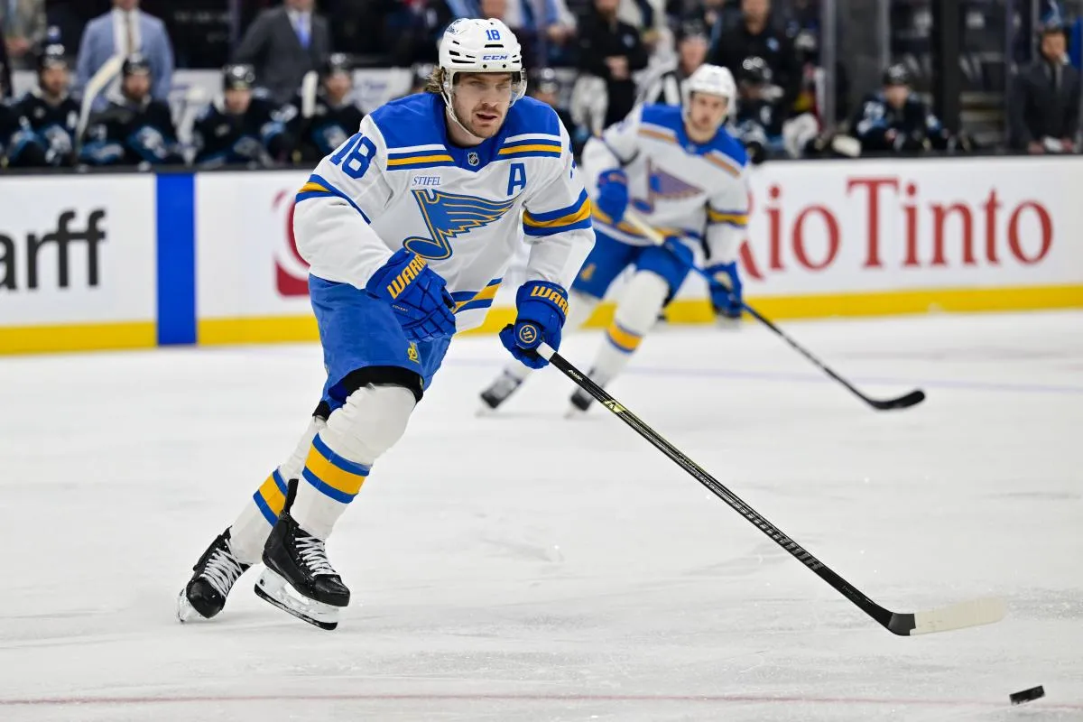 St. Louis Blues center Robert Thomas (18) makes a quick pass during first period against the Utah Mammoth at Delta Center.