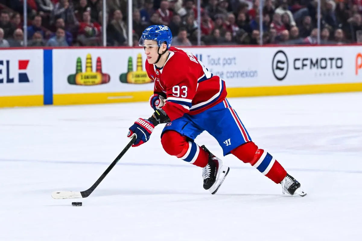 L'ailier droit des Canadiens de Montr&eacute;al Ivan Demidov (93) joue la rondelle contre les Islanders de New York pendant les prolongations au Centre Bell.