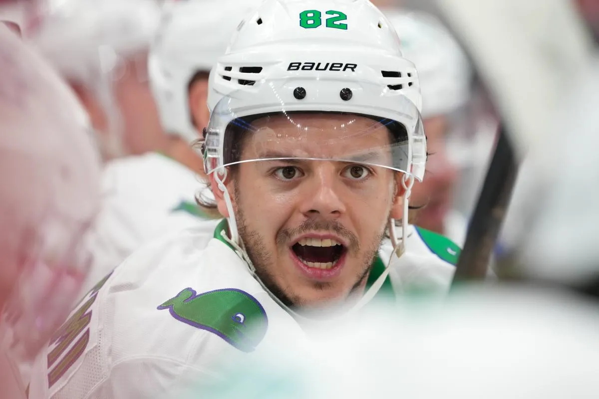 Jesperi Kotkaniemi (82), centre des Carolina Hurricanes, r&eacute;agit depuis le banc des joueurs contre les Utah Mammoth pendant la premi&egrave;re p&eacute;riode au Lenovo Center.