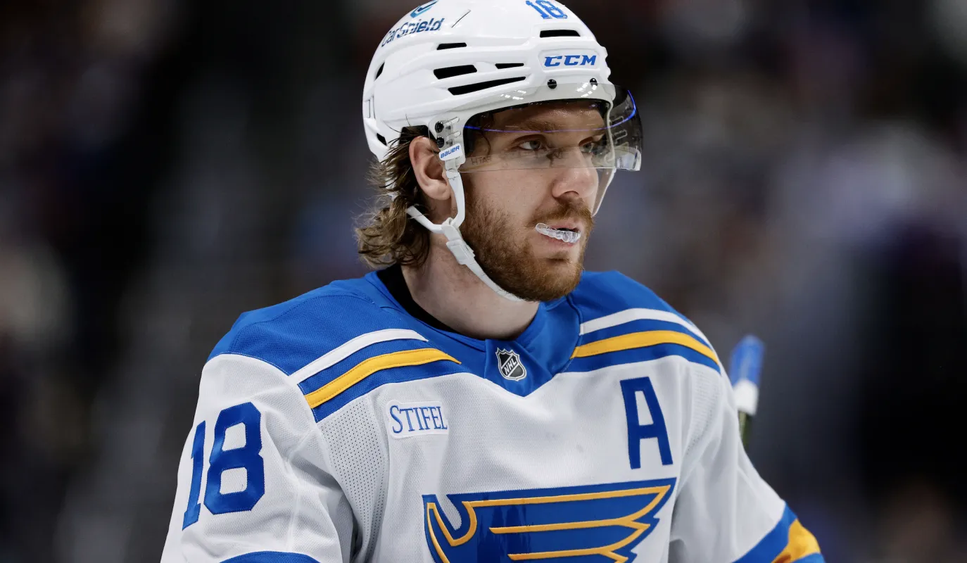 Robert Thomas (18), centre des Blues de Saint-Louis, lors de la troisi&egrave;me p&eacute;riode du match contre l'Avalanche du Colorado &agrave; la Ball Arena.