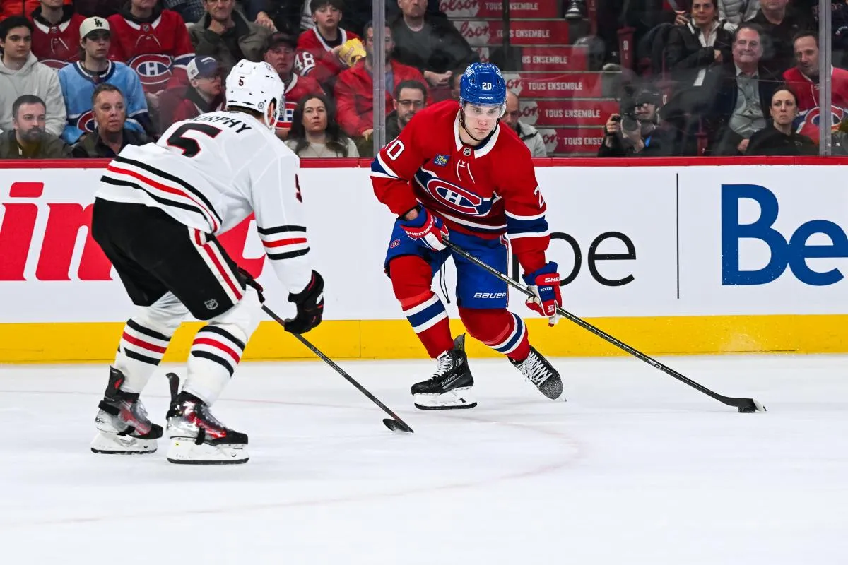 L'ailier gauche des Canadiens de Montr&eacute;al Juraj Slafkovsky (20) joue la rondelle contre le d&eacute;fenseur des Blackhawks de Chicago Connor Murphy (5) au cours de la deuxi&egrave;me p&eacute;riode au Centre Bell.
