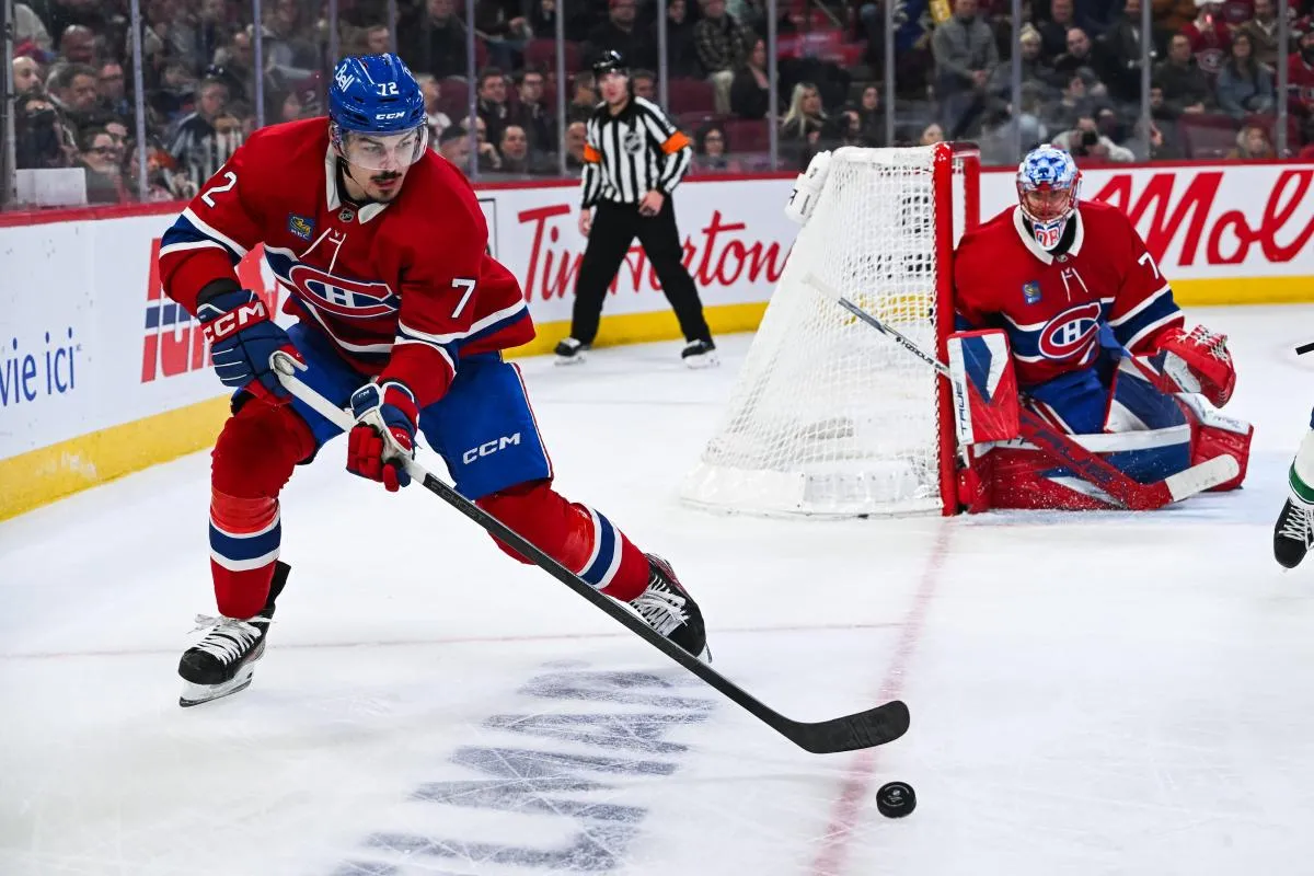 Le d&eacute;fenseur des Canadiens de Montr&eacute;al Arber Xhekaj (72) d&eacute;fend la rondelle contre les Canucks de Vancouver pendant la troisi&egrave;me p&eacute;riode au Centre Bell.
