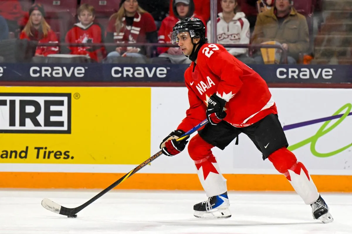 l'attaquant canadien Michael Hage (29) cherche &agrave; faire une passe contre la Slovaquie lors de la deuxi&egrave;me p&eacute;riode des quarts de finale du Championnat mondial junior 2026 de l'IIHF au 3M Arena.