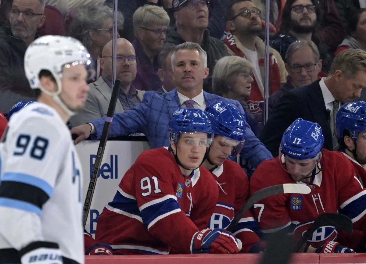 L'entra&icirc;neur-chef des Canadiens de Montr&eacute;al, Martin St-Louis, pendant la deuxi&egrave;me p&eacute;riode du match contre les Mammoth de l'Utah au Centre Bell.
