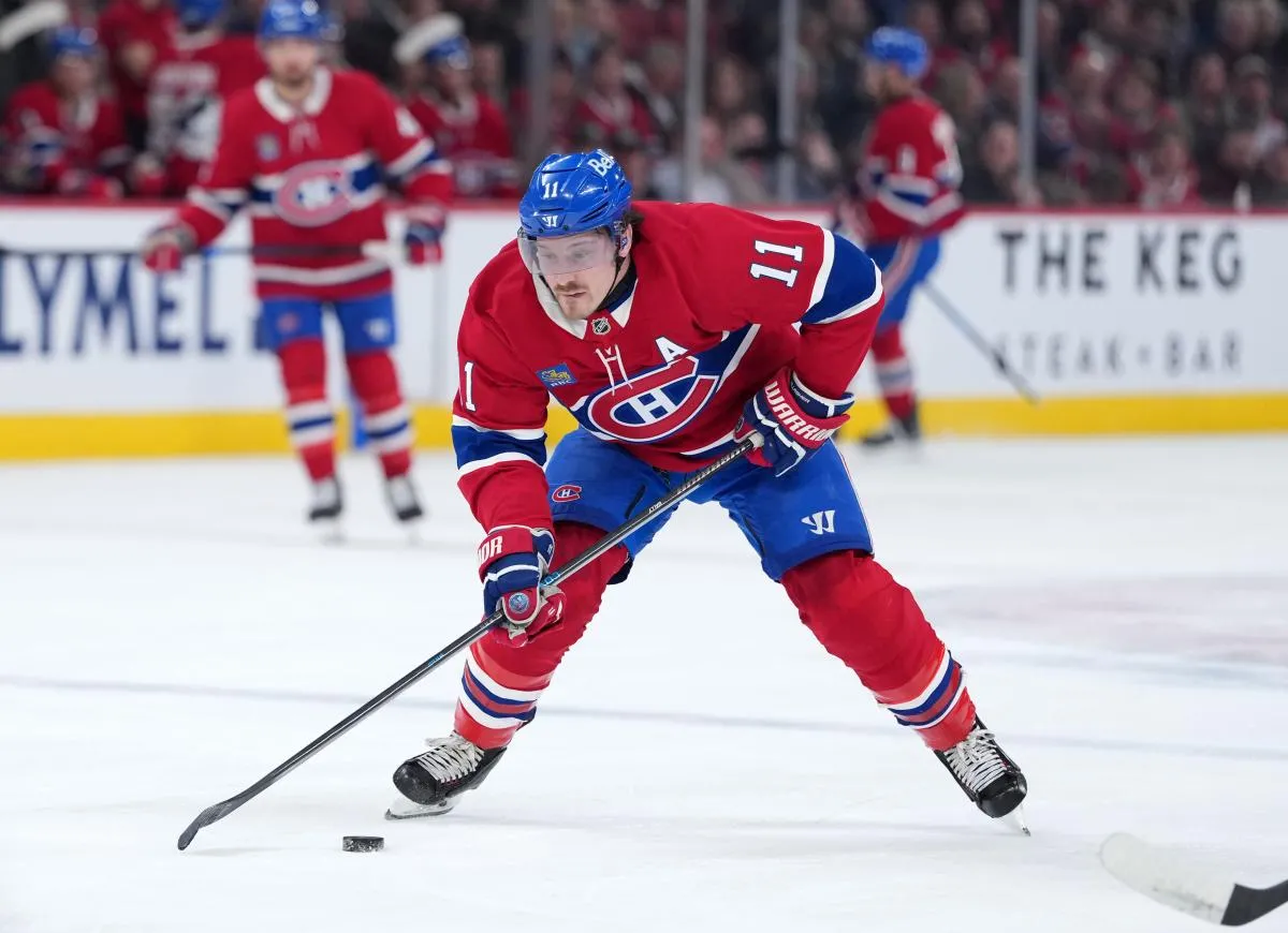 L'attaquant des Canadiens de Montr&eacute;al Brendan Gallagher (11) joue la rondelle pendant la premi&egrave;re p&eacute;riode contre les Sabres de Buffalo au Centre Bell.