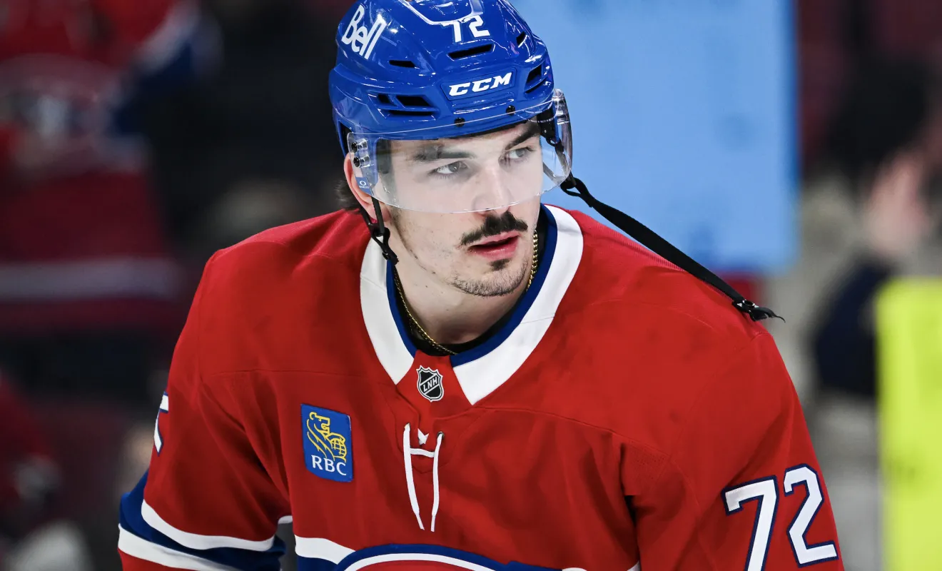 Le d&eacute;fenseur des Canadiens de Montr&eacute;al Arber Xhekaj (72) observe l'&eacute;chauffement avant le match contre les Stars de Dallas au Centre Bell.