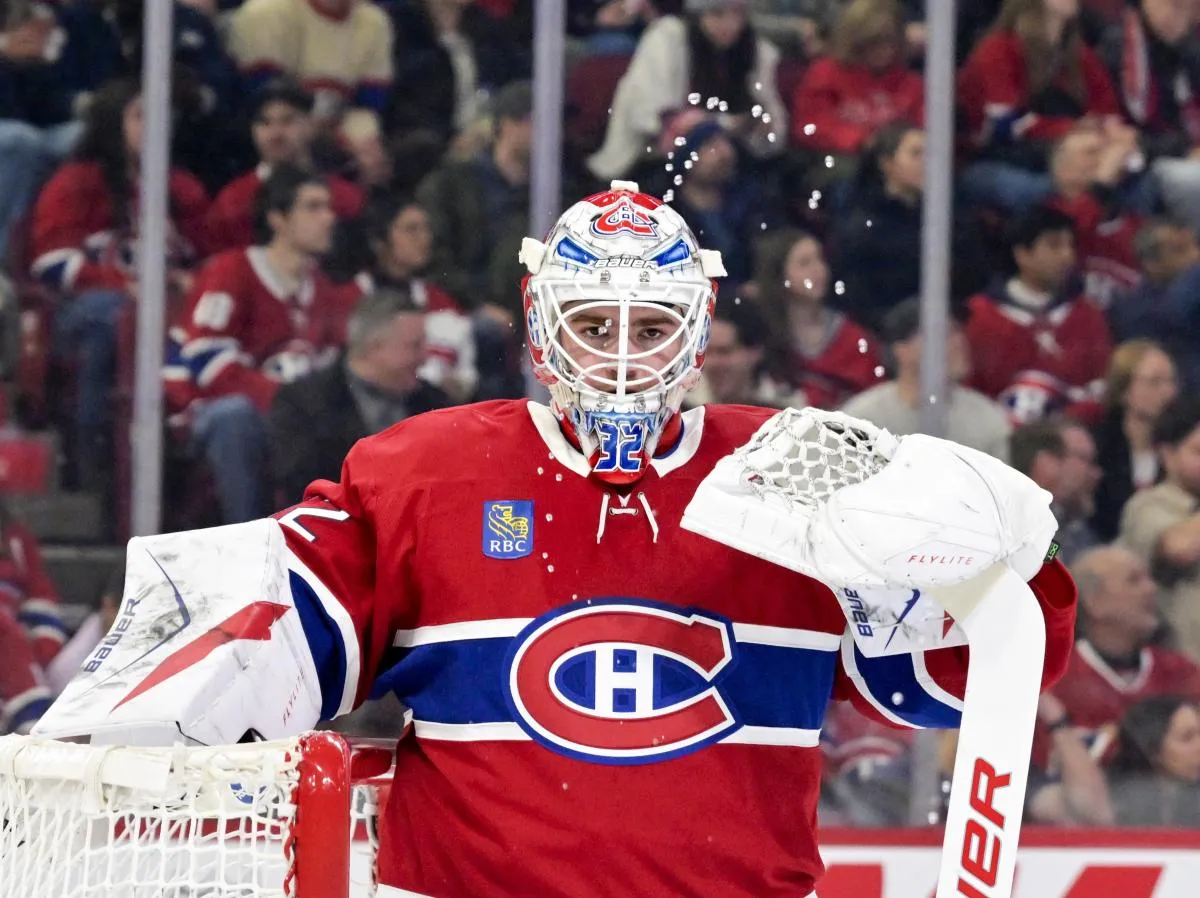 Le gardien des Canadiens de Montr&eacute;al, Jacob Fowler (32), prend une pause durant la premi&egrave;re p&eacute;riode du match contre les Flames de Calgary au Centre Bell.
