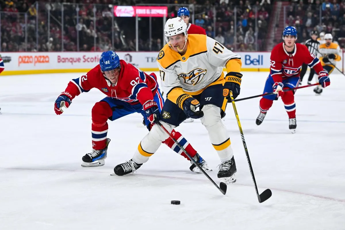 L'ailier droit des Canadiens de Montr&eacute;al Patrik Laine (92) d&eacute;fend la rondelle contre l'ailier droit des Predators de Nashville Michael McCarron (47) pendant la premi&egrave;re p&eacute;riode au Centre Bell.