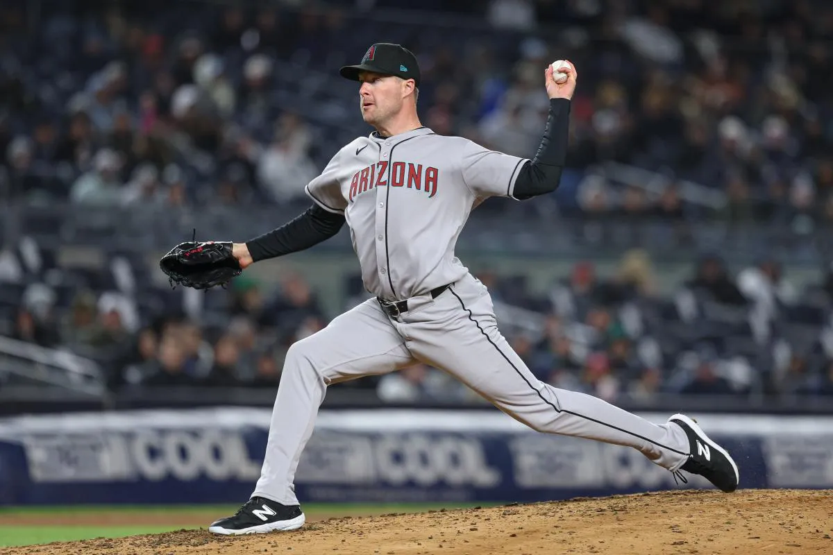 Arizona Diamondbacks relief pitcher Joe Mantiply (35) delivers a pitch during the seventh inning against the New York Yankees at Yankee Stadium.