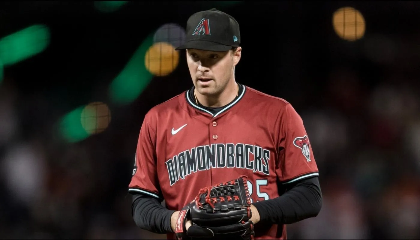 Arizona Diamondbacks closing pitcher Joe Mantiply (35) prepares to throw against the San Francisco Giants during the ninth inning at Oracle Park.