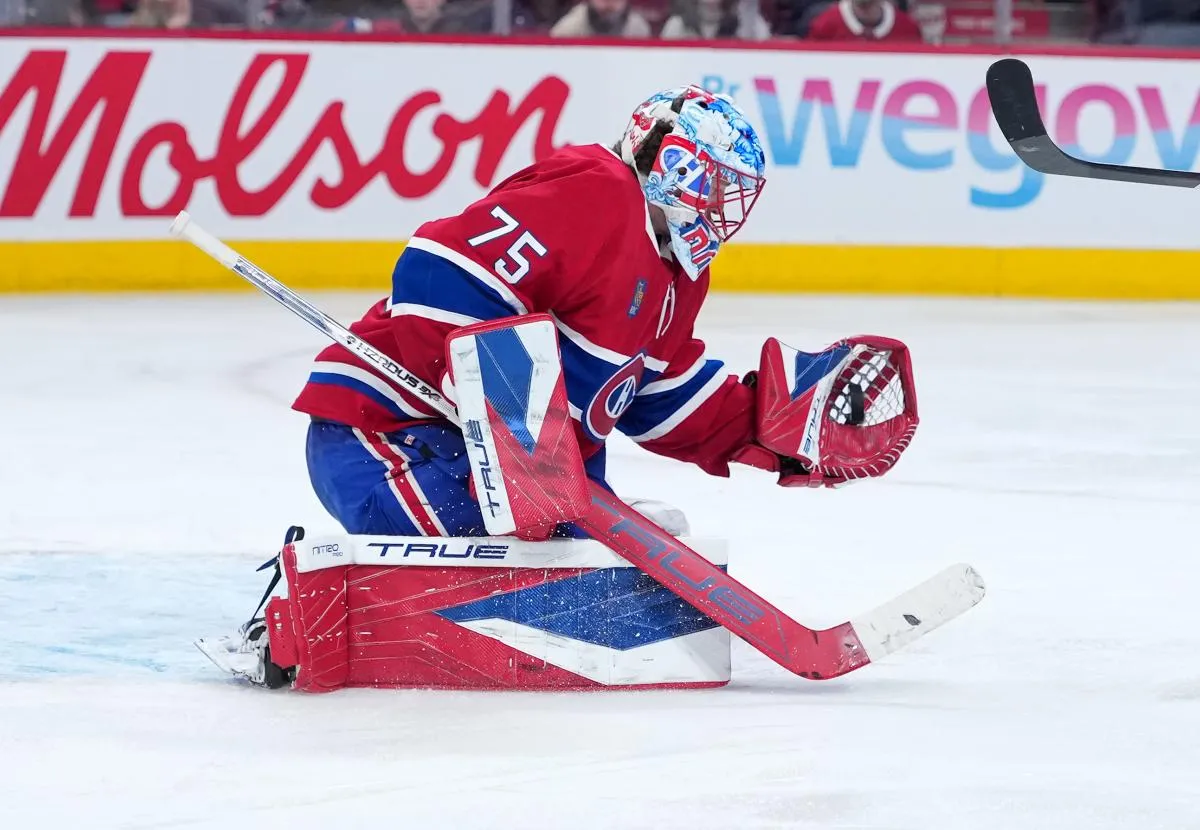 Le gardien des Canadiens de Montr&eacute;al Jakub Dobes (75) effectue un arr&ecirc;t avec son gant contre les Capitals de Washington lors de la troisi&egrave;me p&eacute;riode au Centre Bell.
