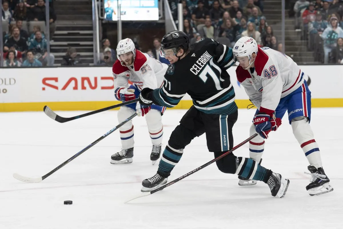 Macklin Celebrini (71), centre des Sharks de San Jos&eacute;, tire la rondelle au cours de la deuxi&egrave;me p&eacute;riode contre Noah Dobson (53), d&eacute;fenseur des Canadiens de Montr&eacute;al, et Lane Hutson (48), d&eacute;fenseur des Canadiens de Montr&eacute;al, au SAP Center de San Jos&eacute;.